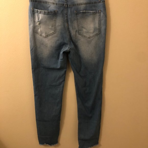 Like New Jeans w/Frayed Pockets Legs - Picture 4 of 8